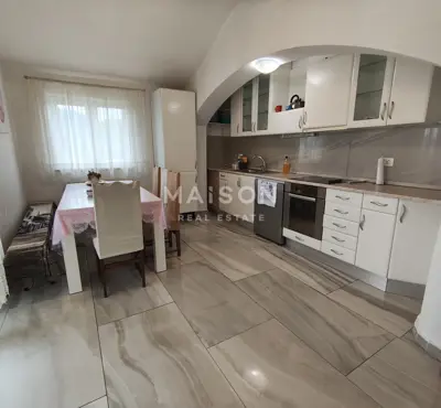 Dražice, Miete einer geräumigen Wohnung mit zwei Balkonen
