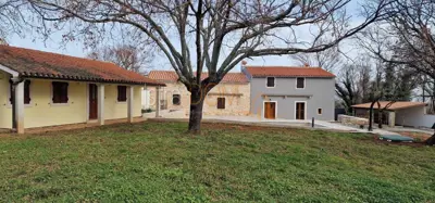 - Dvije kamene kuće u nizu sa velikom okućnicom - - 2