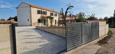 - Dvije kamene kuće u nizu sa velikom okućnicom - - 3