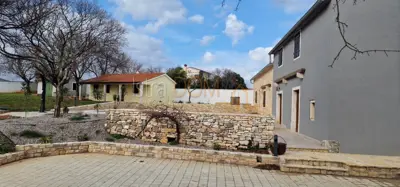 - Dvije kamene kuće u nizu sa velikom okućnicom - - 4
