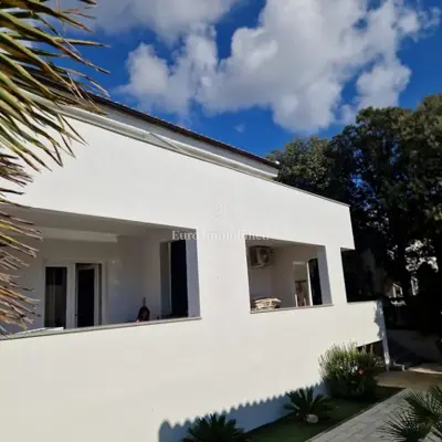 Otok Pag - kuća sa šest apartmana u blizini mora i plaže