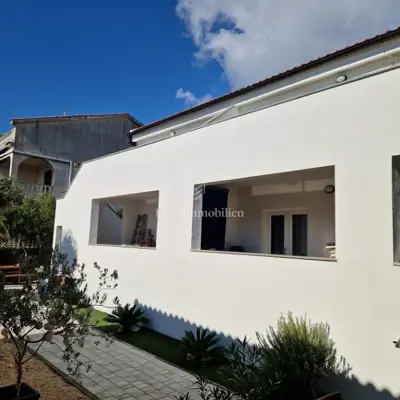Otok Pag - kuća sa šest apartmana u blizini mora i plaže - 2