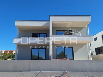 Zweistöckige Wohnung mit Aussicht und Dachterrasse