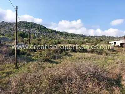 Zemljište 7.002 m² na otoku Visu, uz glavnu cestu - 7