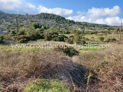 Zemljište 7.002 m² na otoku Visu, uz glavnu cestu - 6