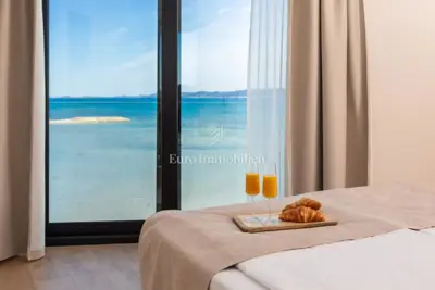 Luksuzna vila s bazenom uz plažu - 15