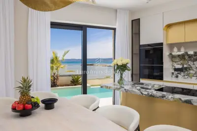 Luksuzna vila s bazenom uz plažu - 7
