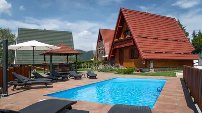 Grundstück 600 m², Delnice - 4 Berghäuser, möbliert