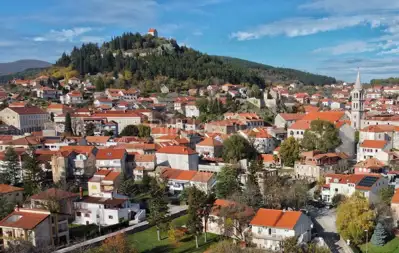 Sinj, centar, kuća sa 2 stana 180 m², vrt 1360