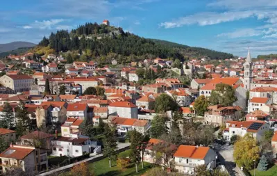 House 140 m², Sinj center, spacious yard