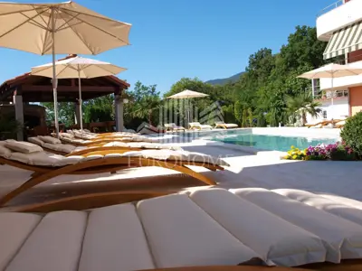 Villa sa 9 apartmana, bazen i pogled na more, Opatija – Okolica, Oprić