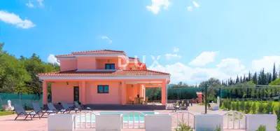 Villa 171 m², Bilice - pool and spacious yard - 2