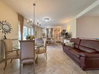 Kuća 265 m², Labin - vrt 5.960 m² i privatnost - 5
