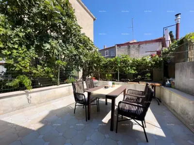 Kuća s poslovnim prostorom, Medulin, centar i vrt 30 m²