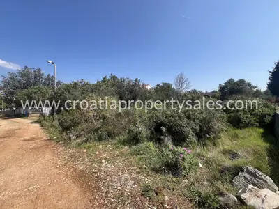 Baugrundstück auf Hvar, in Meeresnähe und nahe der Stadt - 4