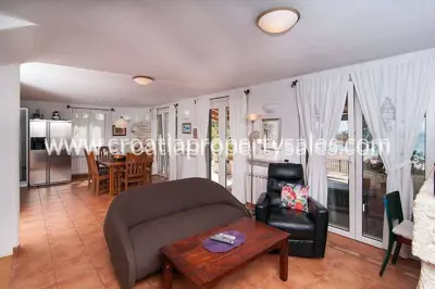 Dvojna kuća 200 m², Otok Brač - prvi red do mora - 5