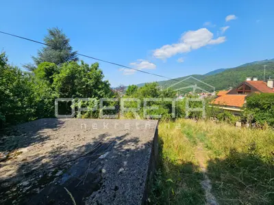 Grundstück 865 m², Gračani, leichte Hanglage und Anschlüsse an der Straße