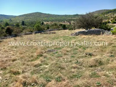 Poljoprivredno zemljište 8.700 m², Otok Brač - unutrašnjost otoka - 3