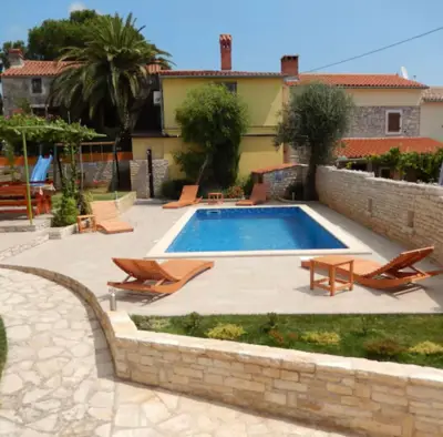 Kuća 180 m², Ližnjan - dva stana i bazen - 2