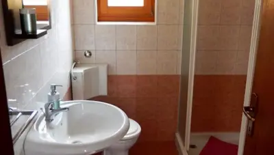 Kuća 180 m², Ližnjan - dva stana i bazen - 13