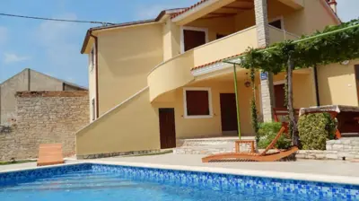 Kuća 180 m², Ližnjan - dva stana i bazen - 3