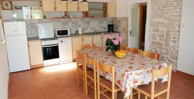Kuća 180 m², Ližnjan - dva stana i bazen - 17