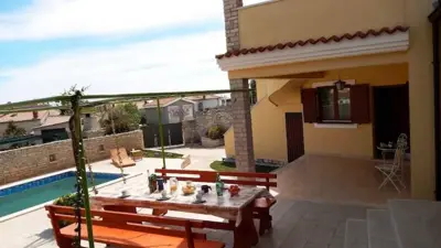 Kuća 180 m², Ližnjan - dva stana i bazen - 5
