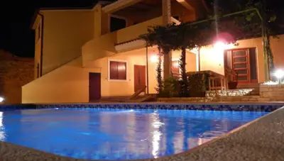 House 180 m², Ližnjan - two apartments and pool