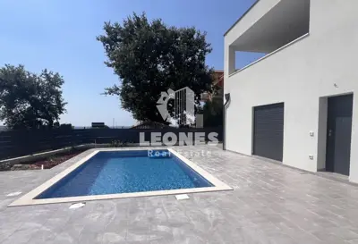 Stan 93 m², Novigrad - vrt i pogled na more
