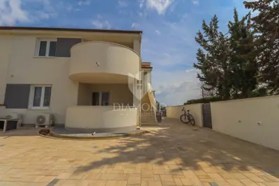 Haus in Šišan, 2 Wohnungen und Studio-Apartment