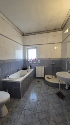 House 350 m², Srima - 5 apartments and 140 m from the beach - 12