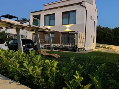 Kuća 400 m², Malinska na Krku - 4 apartmana - 6