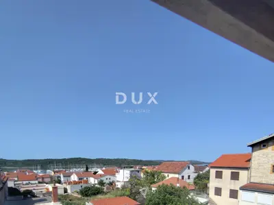 Haus 85 m², Pirovac - alter Ortskern, Terrasse mit Meerblick