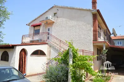 Kuća 200 m², Ližnjan - parcela 1 100 m² s maslinama