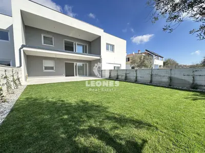 Apartment 86 m², Novigrad - ground floor with yard and terrace