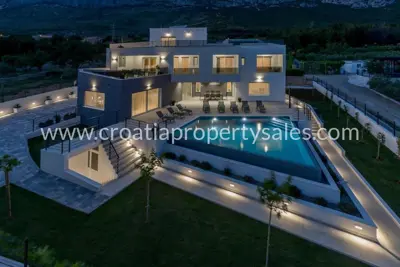 Vila 350 m², Kaštela - bazen i pogled na more