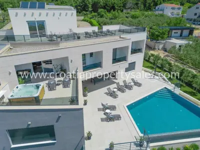 Vila 350 m², Kaštela - bazen i pogled na more - 14