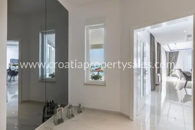 Vila 350 m², Kaštela - bazen i pogled na more - 9