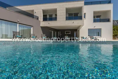 Vila 350 m², Kaštela - bazen i pogled na more - 2