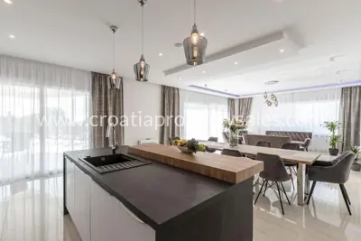 Vila 350 m², Kaštela - bazen i pogled na more - 7