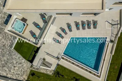 Vila 350 m², Kaštela - bazen i pogled na more - 13