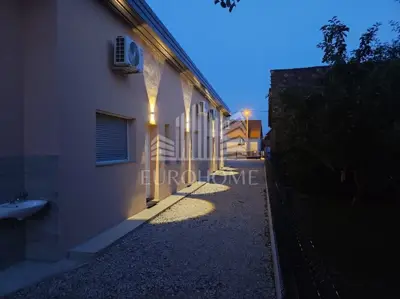 Haus 134 m², Kuče - 4 Apartments und Parkplatz für 4 Fahrzeuge - 4