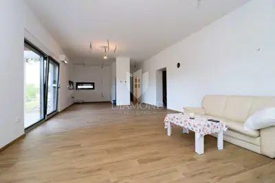 Kuća 145 m², Poreč okolica - 4 spavaće sobe i 3 kupaonice - 3