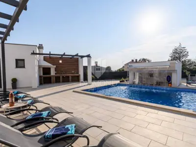 Umgebung von Pula, modernes Haus mit 6 Schlafzimmern und Pool
