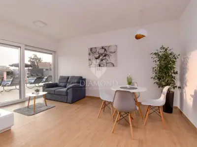Okolica Pule, moderna kuća 6 spavaćih soba sa bazenom - 8