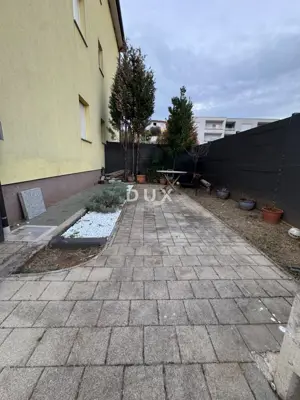 Wohnung 115 m², Srdoči - geräumiges Wohnzimmer mit Kamin - 14