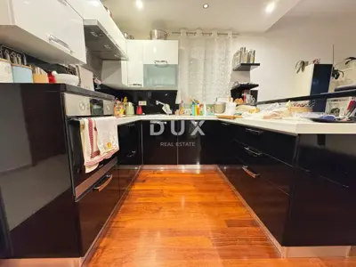 Wohnung 115 m², Srdoči - geräumiges Wohnzimmer mit Kamin - 10