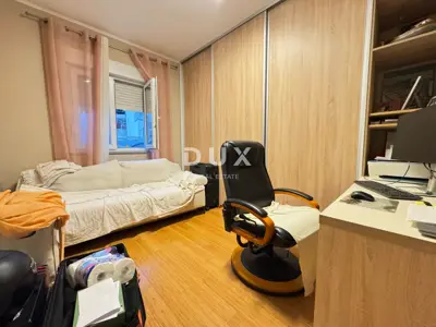 Wohnung 115 m², Srdoči - geräumiges Wohnzimmer mit Kamin - 8
