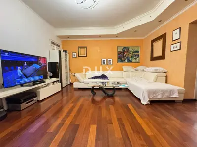 Wohnung 115 m², Srdoči - geräumiges Wohnzimmer mit Kamin