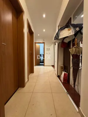 Wohnung 115 m², Srdoči - geräumiges Wohnzimmer mit Kamin - 11